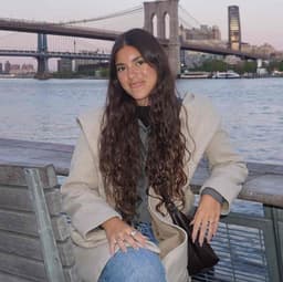 Instructor Andreina R. profile Card Image