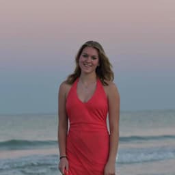 Instructor Daphne H. profile Card Image
