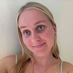 Instructor Evelyn M. profile Card Image