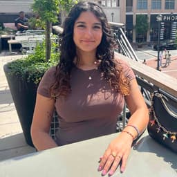 Instructor Gabriela E. profile Card Image