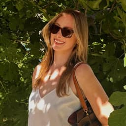 Instructor Isabella V. profile Card Image