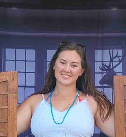 Instructor Laura R. profile Card Image