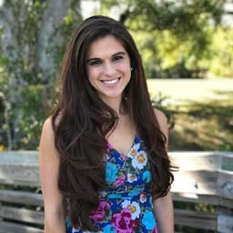 Instructor Nicole V. profile Card Image
