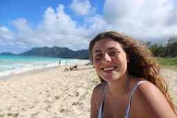 Instructor Zoe Y. profile Card Image