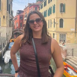 Instructor Alejandra R. profile Card Image