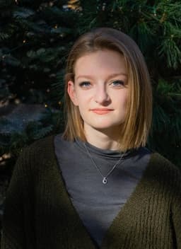 Instructor Alyssa V. profile Card Image