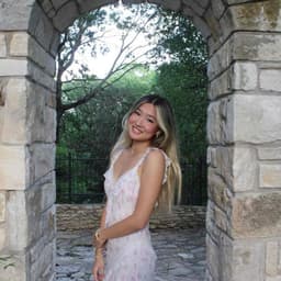 Instructor Amy Y. profile Card Image