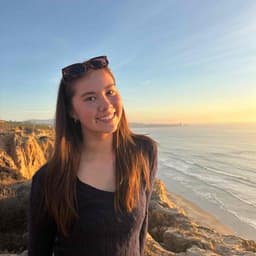 Instructor Chiyo H. profile Card Image