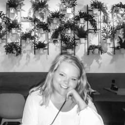 Instructor Elizabeth S. profile Card Image