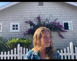 Instructor Emma H. profile Card Image