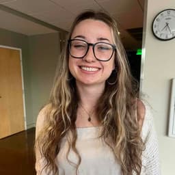 Instructor Emma S. profile Card Image