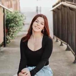 Instructor Emma F. profile Card Image