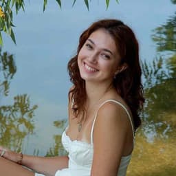 Instructor Estelle N. profile Card Image