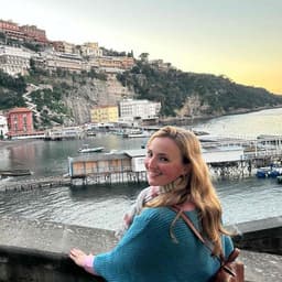 Instructor Evelyn S. profile Card Image