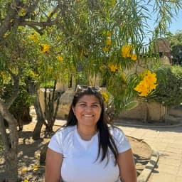 Instructor Eviana P. profile Card Image