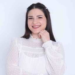 Instructor Gabriela R. profile Card Image