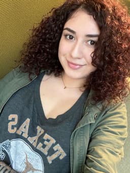 Instructor Gabriela H. profile Card Image