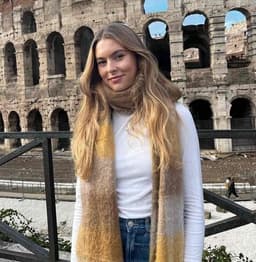 Instructor Giovanna P. profile Card Image