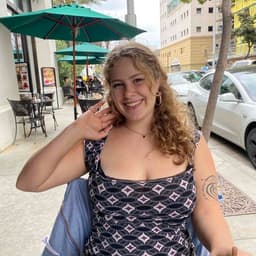 Instructor Gloria G. profile Card Image