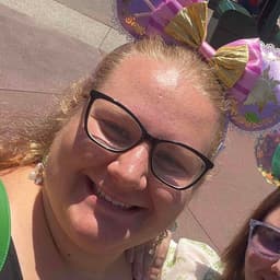 Instructor Gwendolyne B. profile Card Image