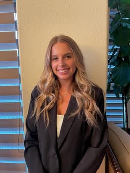 Instructor Hanna Z. profile Card Image