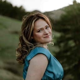 Instructor Hayley V. profile Card Image