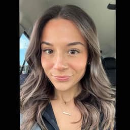 Instructor Isabela S. profile Card Image