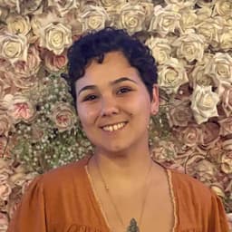 Instructor Isabella L. profile Card Image