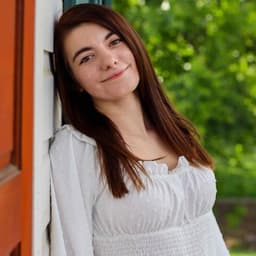 Instructor Lauren C. profile Card Image