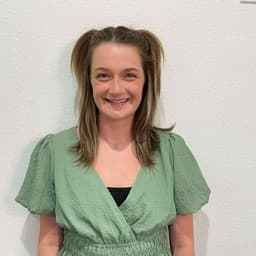 Instructor Lauren S. profile Card Image