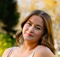 Instructor Lauren C. profile Card Image