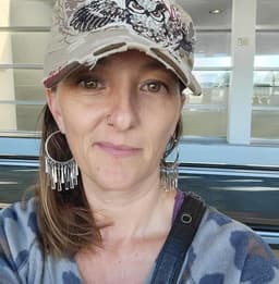 Instructor Leslie T. profile Card Image