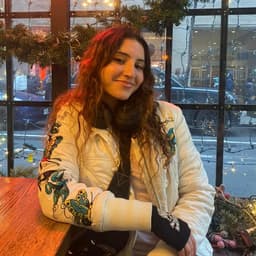 Instructor Lily S. profile Card Image