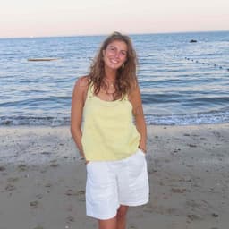 Instructor Lily B. profile Card Image