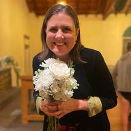 Instructor Lyn H. profile Card Image