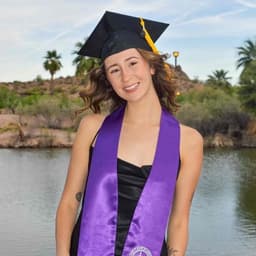 Instructor Nicole L. profile Card Image