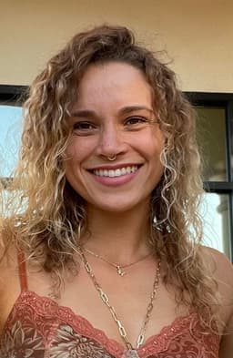 Instructor Olivia H. profile Card Image