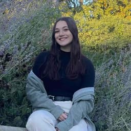 Instructor Olivia G. profile Card Image