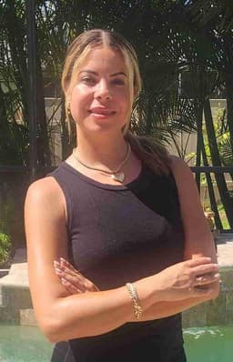 Instructor Rina L. profile Card Image