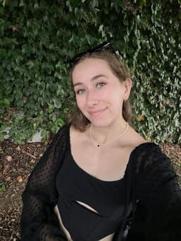 Instructor Savannah E. profile Card Image