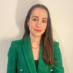 Instructor Selin T. profile Card Image