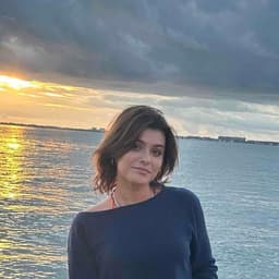 Instructor Valeria S. profile Card Image