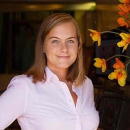 Instructor Victoria P. profile Card Image