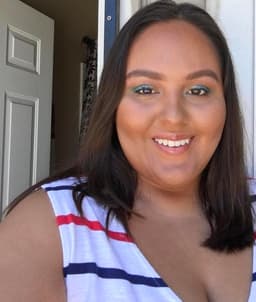 Instructor Vivian R. profile Card Image