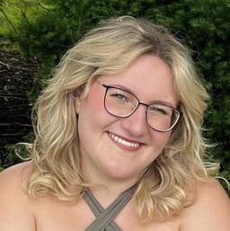 Instructor Vivien B. profile Card Image